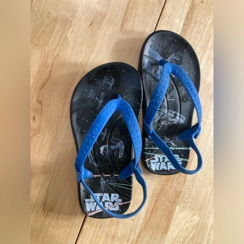 4/$25 Crocs Star Wars thong flip flops in size C 10/11. Super cute. GUC